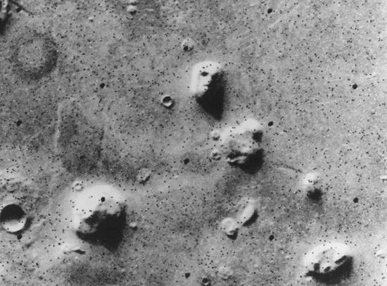 火星上的臉 圖片來源：Viking 1， NASA - Viking 1 Orbiter， image F035A72 （Viking CD-ROM Volume 10）